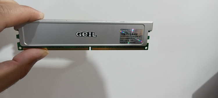 رم ۱ گیگ ddr2 برند گیل فرکانس ۸۰۰ هیت سینک دار